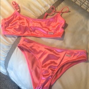 XS TRIANGL HOT PINK